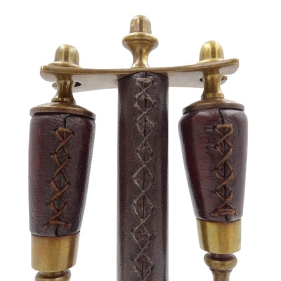 Set de birou cu lupă și cuțit pentru hârtie MIS-0742, cu posibilitate de personalizare prin gravură, finisaj elegant din piele, ideal pentru cadou, dimensiuni: 18 x 7.5 x 3.5 cm (lupă), 18 x 3.5 x 3.5 cm (cuțit)