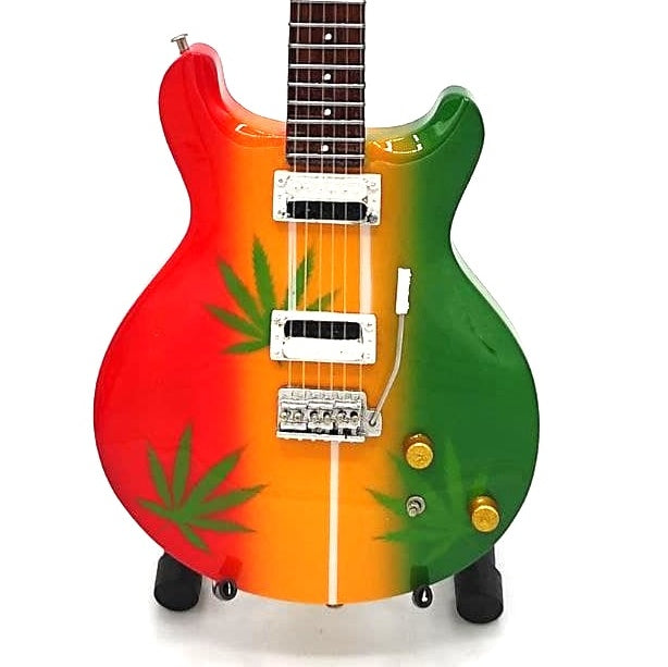 Mini gitara Bob Marley Tribute Ganja MGT-0468 z możliwością personalizacji grawerem, idealny prezent dla fanów reggae, ręcznie wykonana z mahoniowego drewna, wysokość 27,5 cm, kolor żółty, czerwony, zielony, biały
