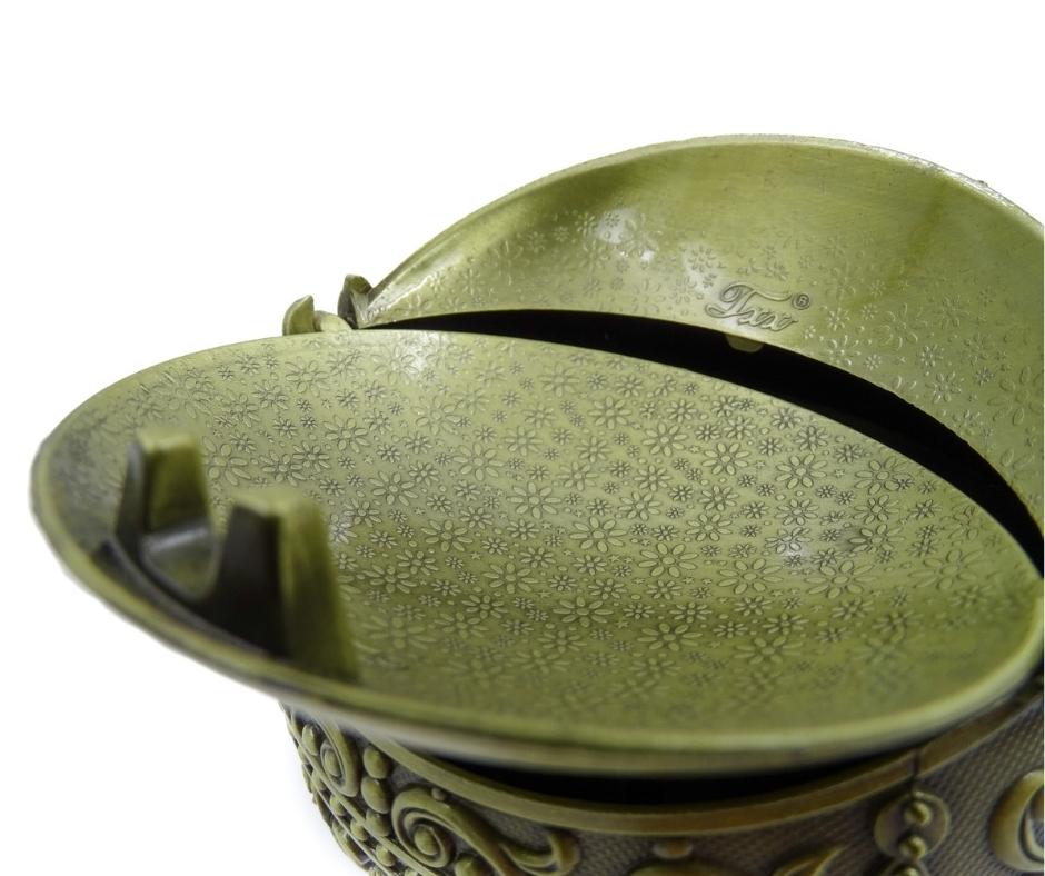 Elegantní kovový popelník koule s gravírováním