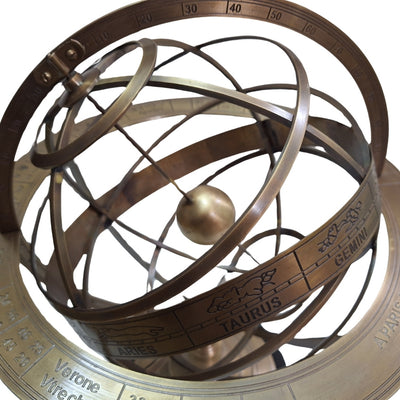 Astrolabium Mosiężne z Grawerem – Elegancka Dekoracja Gabinetu o Wysokości 52 cm
