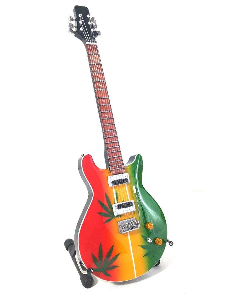 Mini gitara Bob Marley Tribute Ganja MGT-0468 z możliwością personalizacji grawerem, idealny prezent dla fanów reggae, ręcznie wykonana z mahoniowego drewna, wysokość 27,5 cm, kolor żółty, czerwony, zielony, biały