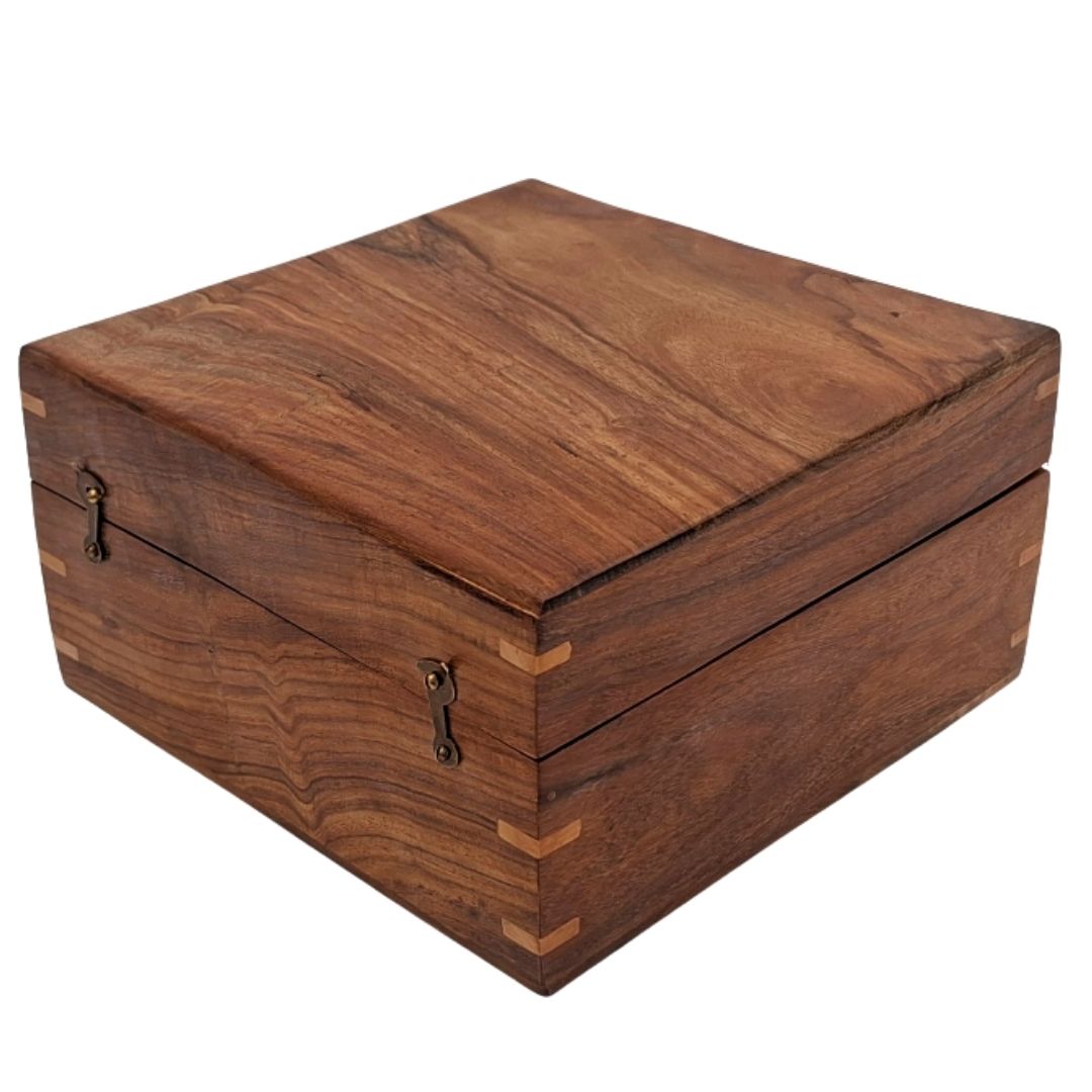 Elegantní dřevěná dárková krabička 20x20x11 cm s tmavě modrou vložkou a možností personalizace gravírováním