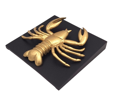 Złota figurka dekoracyjna Raka z aluminium z możliwością personalizacji grawerem - elegancki prezent na każdą okazję, wymiary 29 x 27,5 x 9 cm, czarna drewniana podstawa
