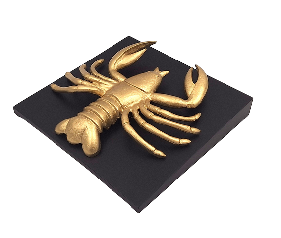Złota figurka dekoracyjna Raka z aluminium z możliwością personalizacji grawerem - elegancki prezent na każdą okazję, wymiary 29 x 27,5 x 9 cm, czarna drewniana podstawa