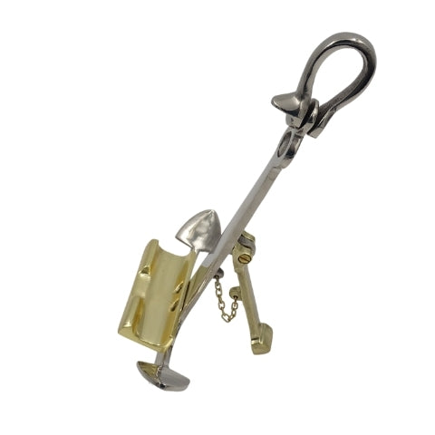 Stojak na smartfona Kotwica MT201 z metalowym wykończeniem, możliwość personalizacji grawerem, idealny prezent dla żeglarza, wysokość 25 cm, szerokość 16 cm