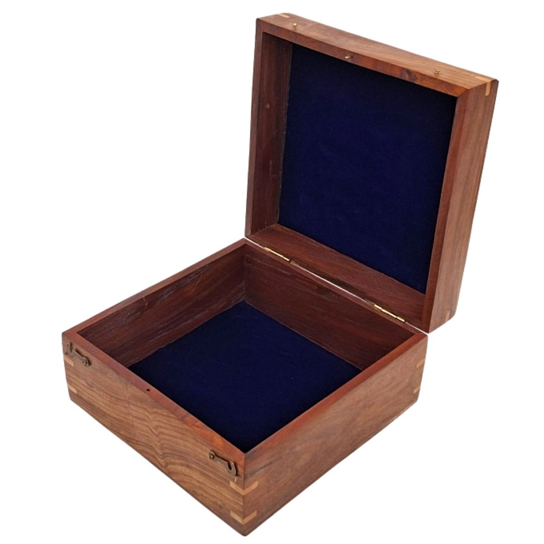 Elegantní dřevěná dárková krabička 20x20x11 cm s tmavě modrou vložkou a možností personalizace gravírováním