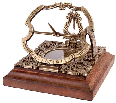 Ceas solar Habsburg H30 din alamă, cu posibilitate de personalizare prin gravură, ideal pentru cadou, în stil augsburghez elegant, înălțime 10 cm, pe bază din lemn