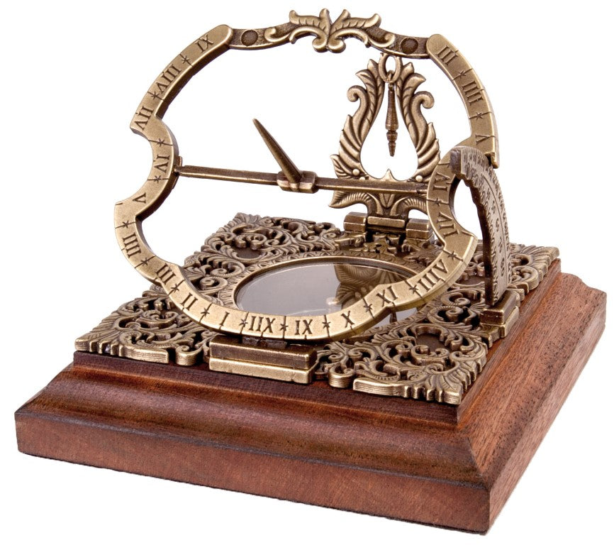 Ceas solar Habsburg H30 din alamă, cu posibilitate de personalizare prin gravură, ideal pentru cadou, în stil augsburghez elegant, înălțime 10 cm, pe bază din lemn