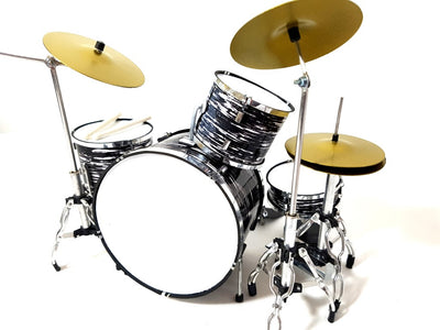 Mini set de tobe alb-negru MDR-0015 1:5, cu posibilitate de personalizare prin gravură - cadou excelent pentru iubitorii de muzică, realizat din metal și plastic, înălțime 15 cm, lățime 20 cm, adâncime 20 cm, pentru aranjare individuală