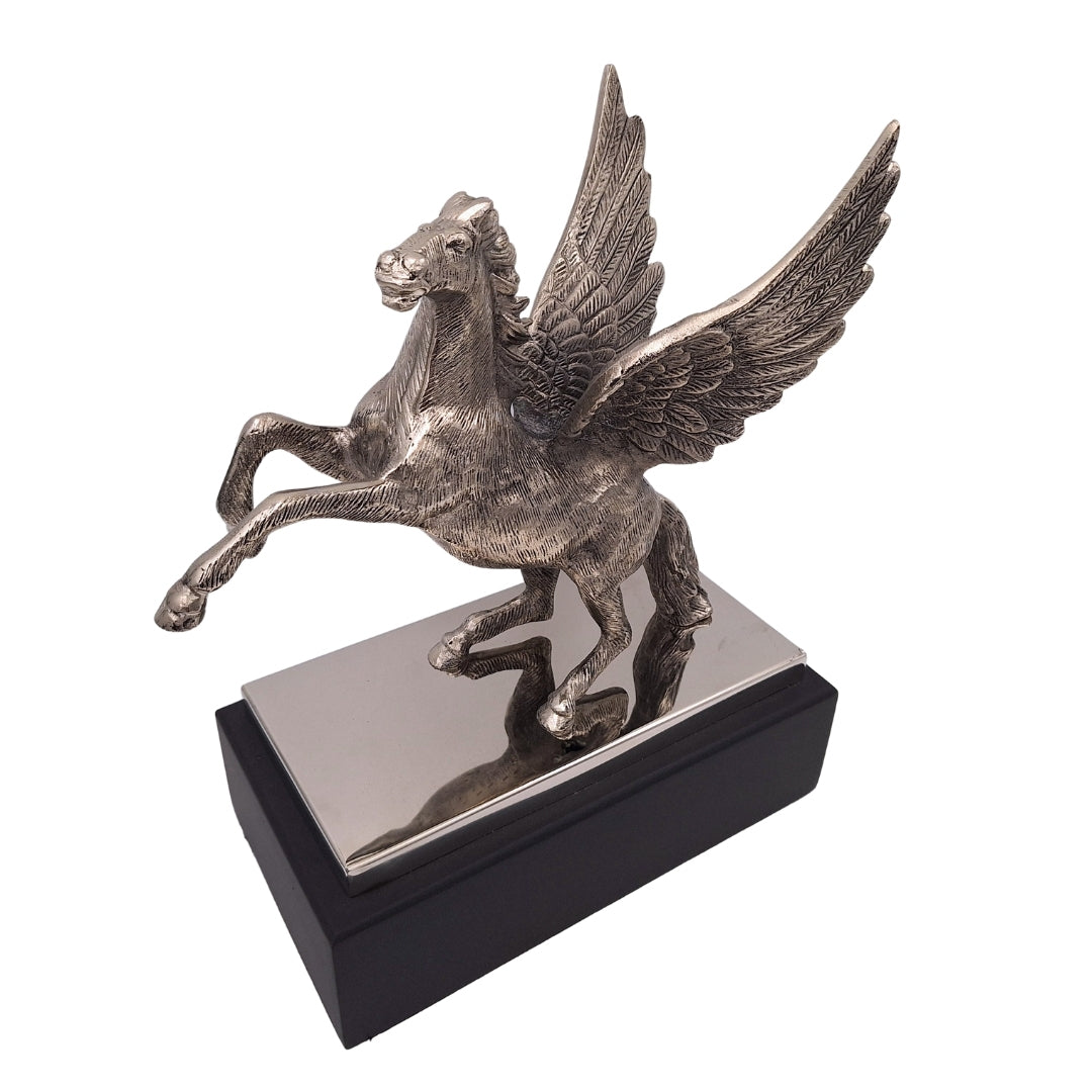 Figurka dekoracyjna Pegaz z aluminium na stalowo-drewnianej podstawie, personalizowany grawer, elegancki prezent dla miłośników mitologii greckiej, wysokość 36 cm, kolor srebrny z czarną podstawą