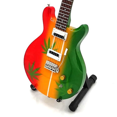 Mini gitara Bob Marley Tribute Ganja MGT-0468 z możliwością personalizacji grawerem, idealny prezent dla fanów reggae, ręcznie wykonana z mahoniowego drewna, wysokość 27,5 cm, kolor żółty, czerwony, zielony, biały