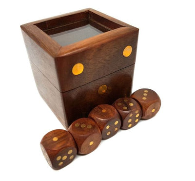 Gra w kości w eleganckim drewnianym pudełku ze szklanym topem, możliwość personalizacji grawerem, idealny na prezent, 5x5 cm, dla osób powyżej 14 roku życia
