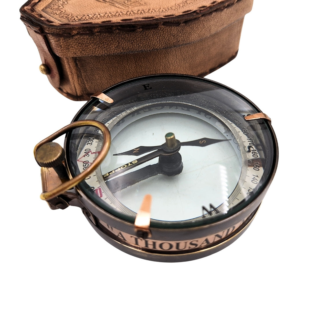 Kompas Wędrowca z Personalizowanym Grawerem w Skórzanym Etui - Mosiężny Retro Gadżet na Prezent, 9,25 cm z Inspirowującym Napisem
