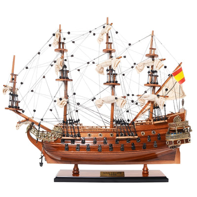 Exkluzivní model plachetnice San Felipe SF45R s rozvinutými plachtami, ručně vyrobený z exotického dřeva, možnost personalizace gravírováním, ideální jako dárek, rozměry 48,3 cm x 17,8 cm x 45,7 cm