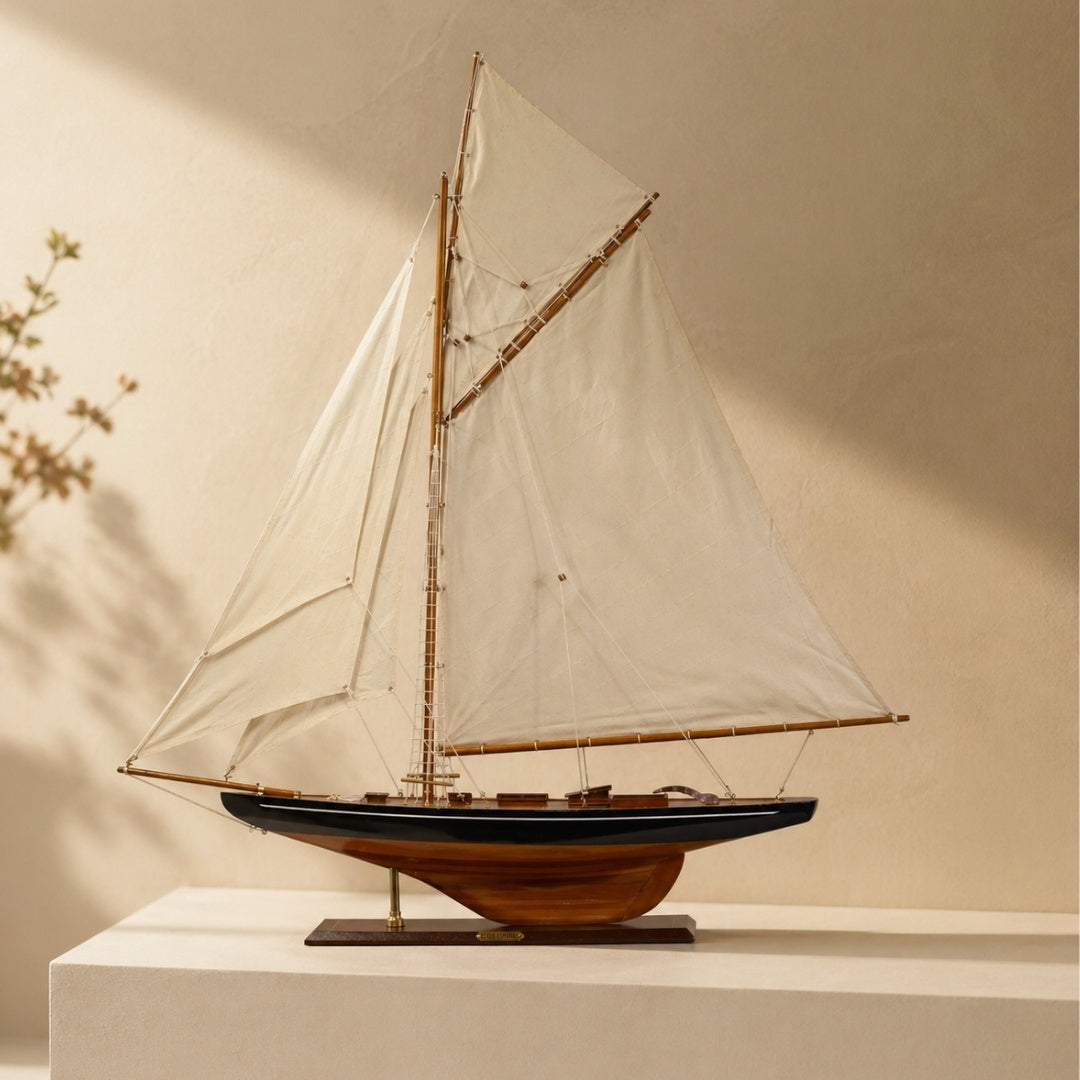 Model jachtu Columbia z ożaglowaniem gaflowym, wysokość 104 cm, drewniany, z możliwością personalizacji grawerem
