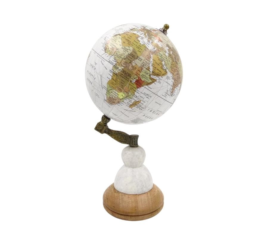 Globus Dekoracyjny Voyager na Marmurowo-Drewnianej Podstawie z Opcją Personalizacji Graweru – Elegancki Prezent dla Miłośników Podróży, Wysokość 32 cm, Średnica 15,5 cm, Biała Mapa z Kolorowymi Kontynentami