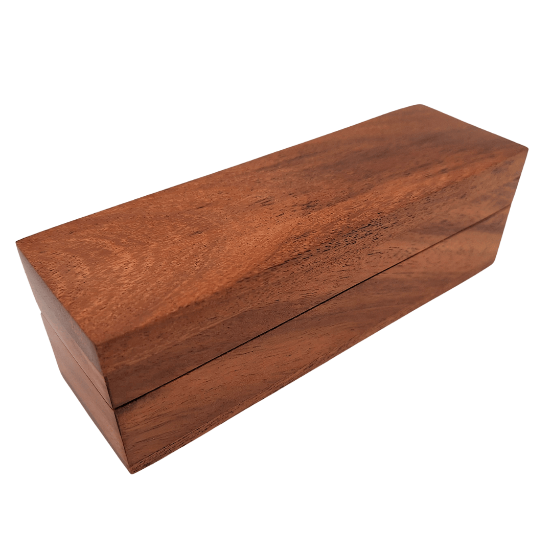 Eleganckie Drewniane Kości do Gry z Mosiężnymi Oczkami w Personalizowanym Pudełku