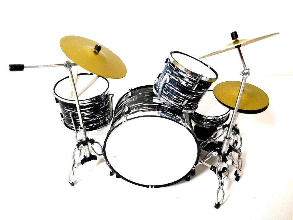 Mini set de tobe alb-negru MDR-0015 1:5, cu posibilitate de personalizare prin gravură - cadou excelent pentru iubitorii de muzică, realizat din metal și plastic, înălțime 15 cm, lățime 20 cm, adâncime 20 cm, pentru aranjare individuală