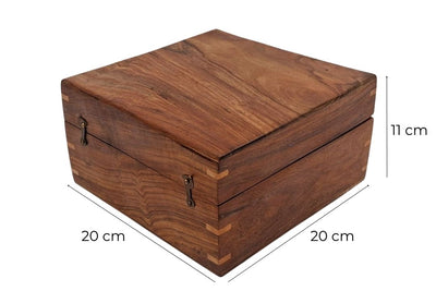 Elegantní dřevěná dárková krabička 20x20x11 cm s tmavě modrou vložkou a možností personalizace gravírováním