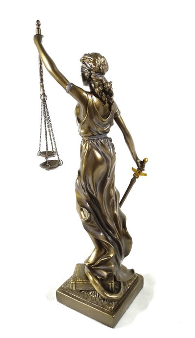 Figurka Temida 35 cm z możliwością personalizacji grawerem - elegancki prezent dla prawnika, sędziego lub radcy prawnego, wykonana z polyresinu w złotym kolorze z antycznym wykończeniem