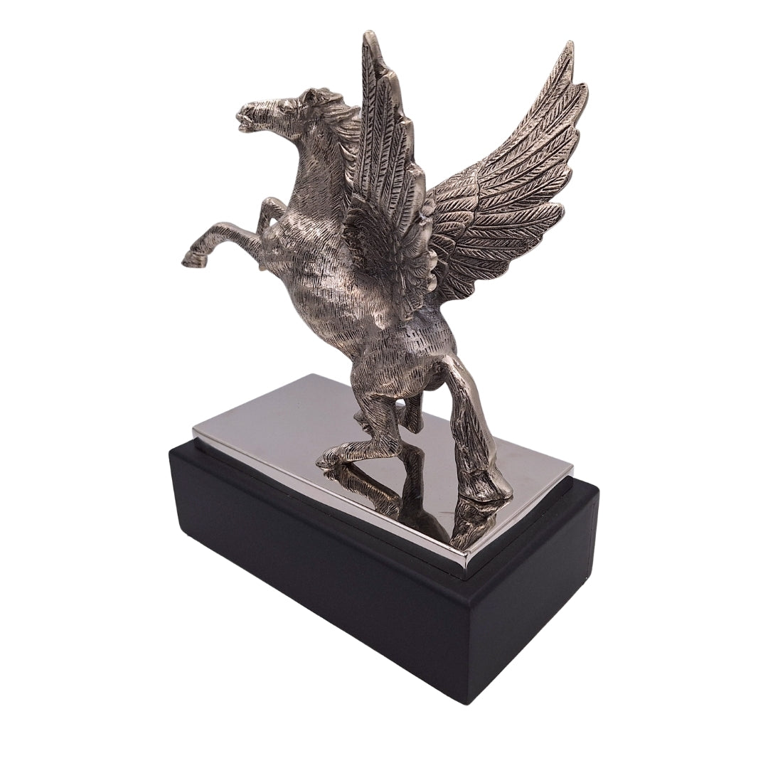 Figurka dekoracyjna Pegaz z aluminium na stalowo-drewnianej podstawie, personalizowany grawer, elegancki prezent dla miłośników mitologii greckiej, wysokość 36 cm, kolor srebrny z czarną podstawą