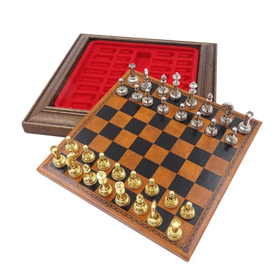 Ekskluzywne metalowe szachy magnetyczne Italfama 18x18 cm z możliwością personalizacji grawerem – elegancki prezent na każdą okazję, brązowo-czarna szachownica z figury złocisto-srebrzyste