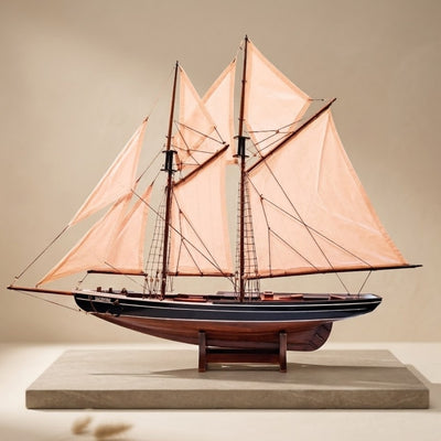 Model Szkunera Bluenose 78 cm z Grawerem - Elegancka Dekoracja Marynistyczna z Drewna na Prezent dla Miłośników Żeglarstwa i Historii Morskiej z Naturalnymi Żaglami