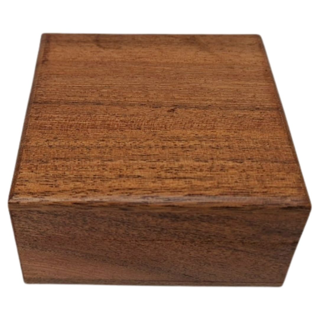 Dřevěná dárková krabička šperkovnice 8x8cm s tmavě modrou vložkou a možností personalizace gravírováním