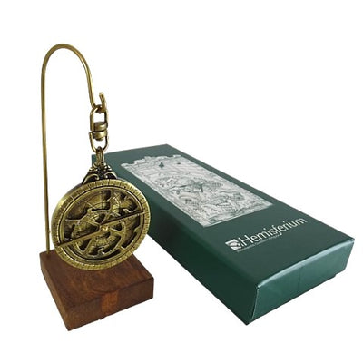 Astrolab miniatural H81 pe bază din lemn, cu posibilitate de personalizare prin gravură - element decorativ elegant, cadou pentru pasionații de astronomie, înălțime 13 cm, diametru 4,5 cm, execuție deosebită cu atenție la detalii