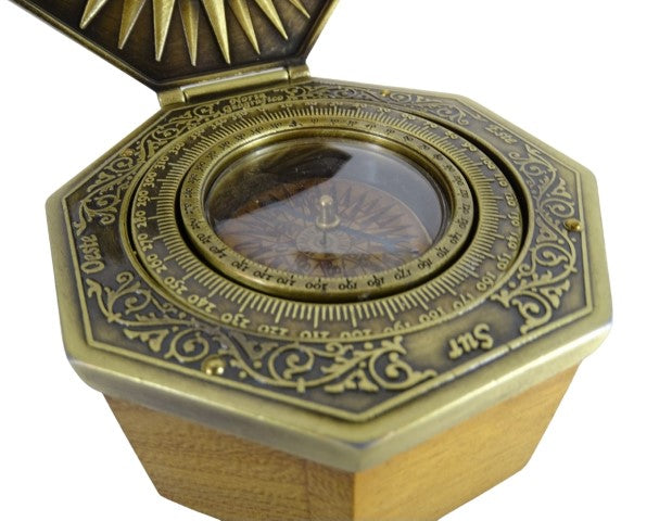 Busolă magnetică exclusivistă Cardan H43, din alamă și lemn, cu gravură personalizată