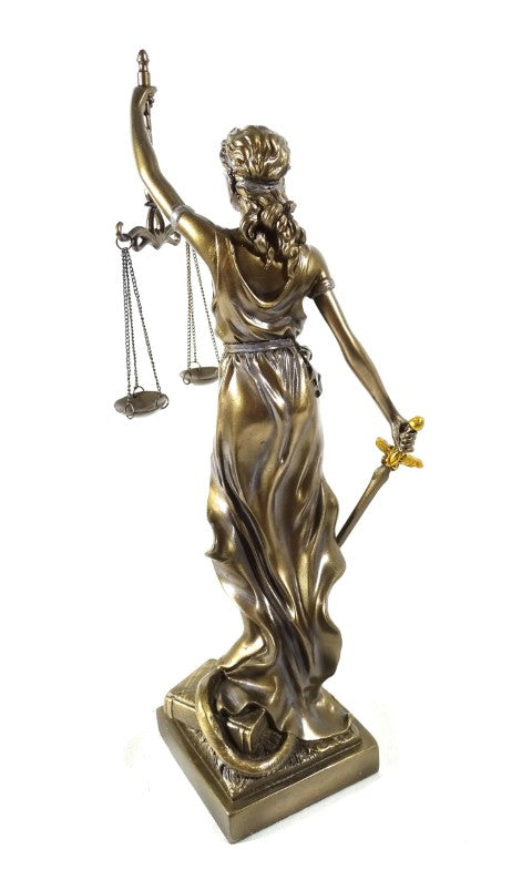 Figurka Temida 35 cm z możliwością personalizacji grawerem - elegancki prezent dla prawnika, sędziego lub radcy prawnego, wykonana z polyresinu w złotym kolorze z antycznym wykończeniem