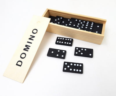 Domino w pudełku drewnianym z możliwością personalizacji grawerem - idealny prezent dla miłośników gier planszowych, 28 plastikowych kostek, wymiary pudełka 5 x 15 x 3,5 cm, materiał: drewno i plastik