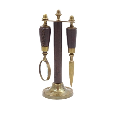 Set de birou cu lupă și cuțit pentru hârtie MIS-0742, cu posibilitate de personalizare prin gravură, finisaj elegant din piele, ideal pentru cadou, dimensiuni: 18 x 7.5 x 3.5 cm (lupă), 18 x 3.5 x 3.5 cm (cuțit)
