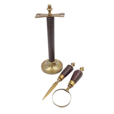 Set de birou cu lupă și cuțit pentru hârtie MIS-0742, cu posibilitate de personalizare prin gravură, finisaj elegant din piele, ideal pentru cadou, dimensiuni: 18 x 7.5 x 3.5 cm (lupă), 18 x 3.5 x 3.5 cm (cuțit)