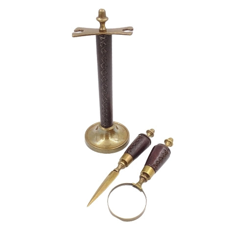 Set de birou cu lupă și cuțit pentru hârtie MIS-0742, cu posibilitate de personalizare prin gravură, finisaj elegant din piele, ideal pentru cadou, dimensiuni: 18 x 7.5 x 3.5 cm (lupă), 18 x 3.5 x 3.5 cm (cuțit)