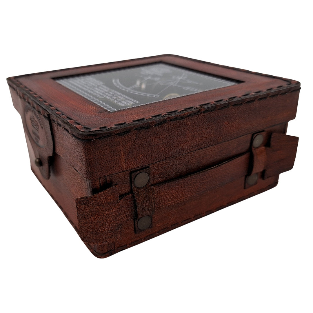Sextant din alamă cu gravură în cutie din piele - replică din 1917, ideal ca dar pentru marinari și astronomi, dimensiuni 13x12x6 cm, antic, material: alamă și sticlă
