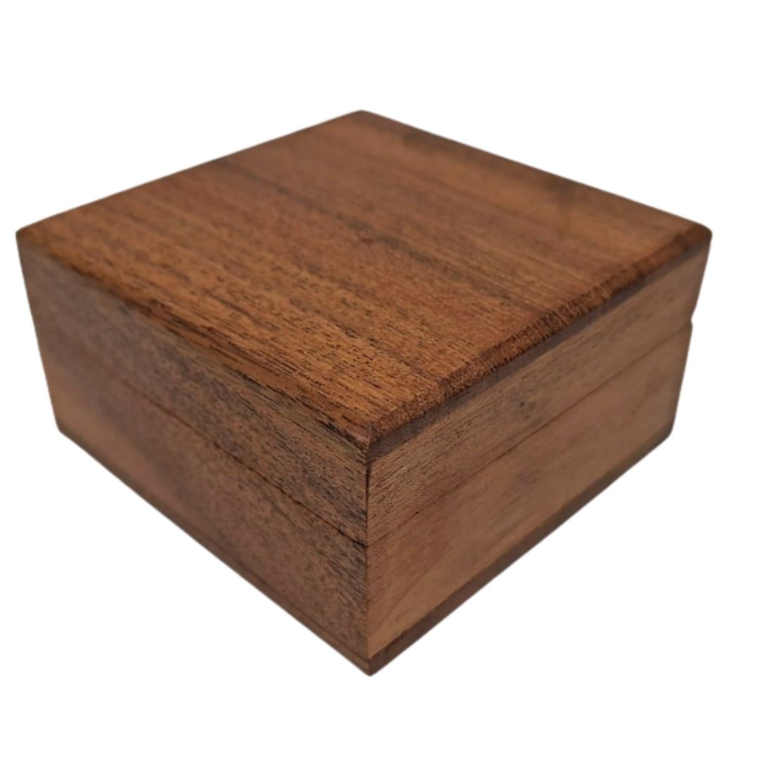 Dřevěná dárková krabička šperkovnice 8x8cm s tmavě modrou vložkou a možností personalizace gravírováním