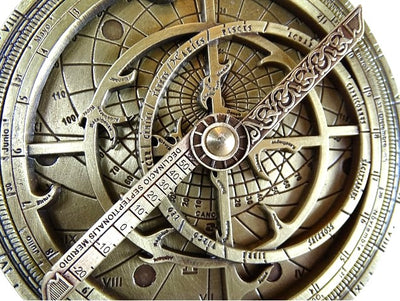 Astrolab european H32 – replică renascentistă premium, cu posibilitate de personalizare prin gravură – cadou ideal cu suport elegant din lemn – înălțime 12 cm, realizat manual cu atenție la detalii