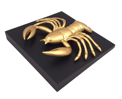 Złota figurka dekoracyjna Raka z aluminium z możliwością personalizacji grawerem - elegancki prezent na każdą okazję, wymiary 29 x 27,5 x 9 cm, czarna drewniana podstawa