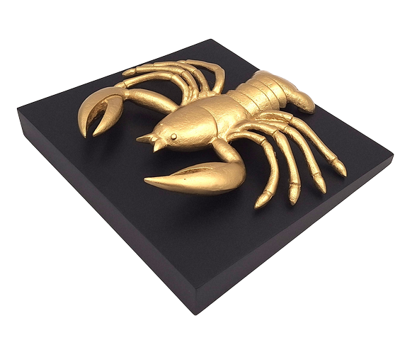 Złota figurka dekoracyjna Raka z aluminium z możliwością personalizacji grawerem - elegancki prezent na każdą okazję, wymiary 29 x 27,5 x 9 cm, czarna drewniana podstawa