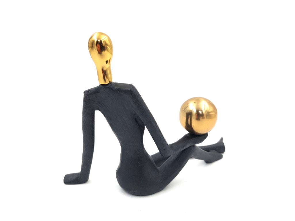 Figurka dekoracyjna Kobieta Gimnastyczka z piłką, personalizowany grawer, wysokość 15cm, czarna i złota, idealny prezent na każdą okazję