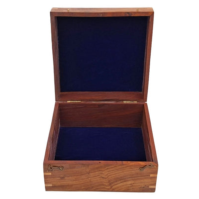 Elegantní dřevěná dárková krabička 20x20x11 cm s tmavě modrou vložkou a možností personalizace gravírováním