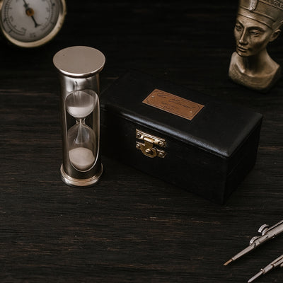 Klepsydra Mosiężna Retro z Drewnianym Pudełkiem - Personalizowany Grawer - Idealny Prezent na 1 Minutę - Wysokość 8,5 cm - Stylowa Dekoracja Biurka