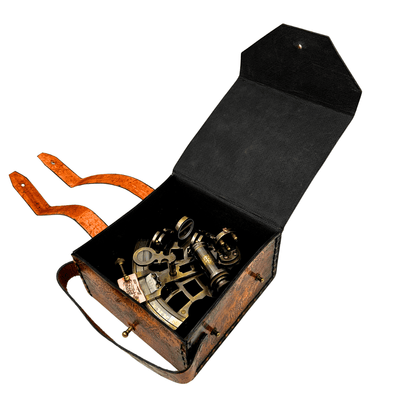 Sekstant Mosiężny Retro w Skórzanym Etui - Elegancki Instrument Nawigacyjny z Możliwością Grawerunku - Idealny Prezent dla Miłośników Żeglarstwa i Historii - Wymiary 13x12x7 cm
