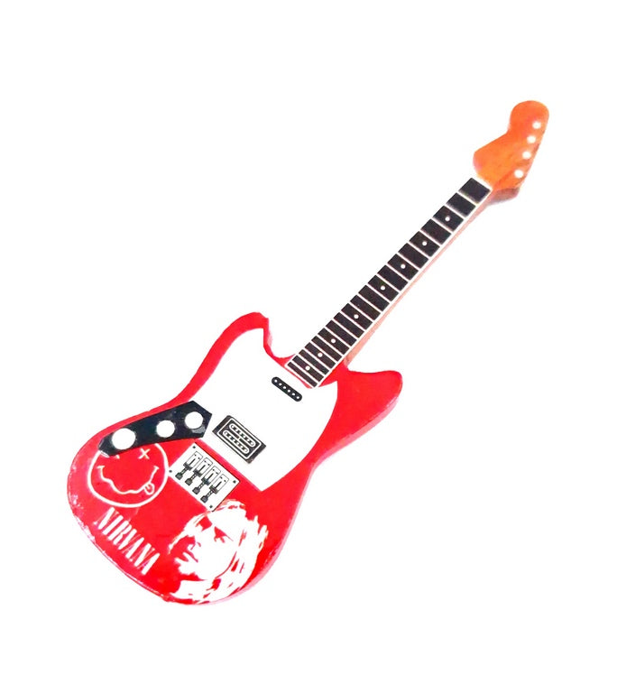 Magnes na Lodówkę Gitara Nirvana Kurt Cobain z Możliwością Personalizacji Grawerem - Idealny Prezent dla Fanów Grunge'u - Długość 10,5 cm, Wielobarwny Design z Czerwonym Kolorem Gitary