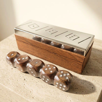 Joc de zaruri cu gravură personalizată în cutie din lemn cu capac metalic, ideal ca dar – G1117, 12.5x4.5x4.5 cm