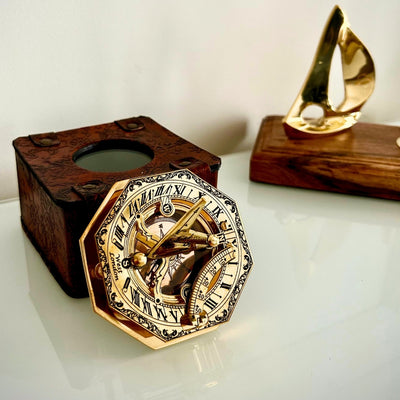Mosiężny Kompas w Stylowym Skórzanym Pudełku z Możliwością Grawerunku – Retro Vintage Prezent dla Podróżnika, Żeglarza - 8 cm Wysokości, Elegancki Design z Mosiądzu