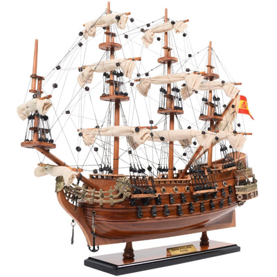 Exkluzivní model plachetnice San Felipe SF45R s rozvinutými plachtami, ručně vyrobený z exotického dřeva, možnost personalizace gravírováním, ideální jako dárek, rozměry 48,3 cm x 17,8 cm x 45,7 cm