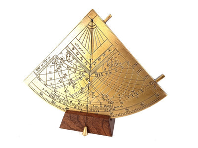 Cadran solar Gunter H39 din alamă, cu bază din lemn, posibilitate de personalizare prin gravură, cadou ideal pentru pasionații de astronomie, înălțime 17 cm, ambalaj de cadou elegant