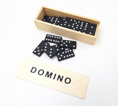 Domino w pudełku drewnianym z możliwością personalizacji grawerem - idealny prezent dla miłośników gier planszowych, 28 plastikowych kostek, wymiary pudełka 5 x 15 x 3,5 cm, materiał: drewno i plastik